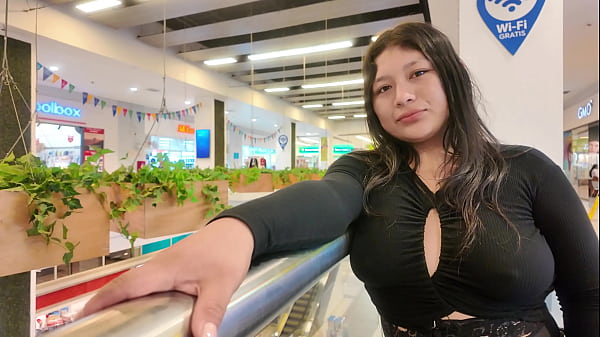 encontre a valentina en el centro comercial