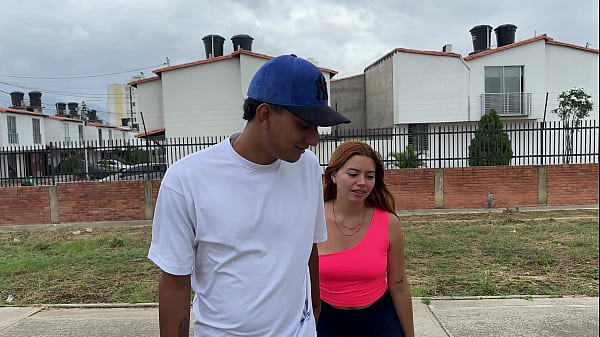invito a mi novia al parque para convencerla de tener sexo por primera vez vamos al apartamento y le meto mi enorme pene en su apretadito culo hasta correrme varias veces