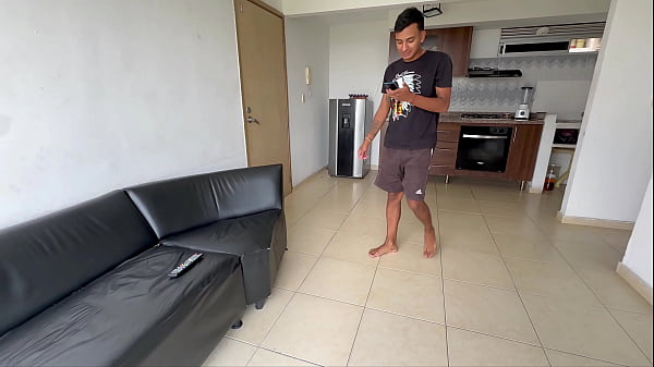 le escondo el control a mi latina culona hermanastra para que no pueda ver su telenovela y me deje meterle mi enorme polla por su estrecho culo hasta darle toda mi rica leche