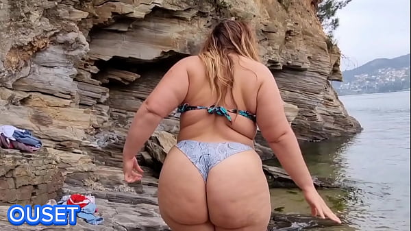 madrastra con enorme culo tiene sexo publico en la playa