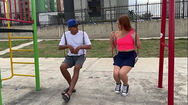 encuentro a una desconocida aburrida en el parque la invito a mi apartamento para des aburrirla y termino metiendole mi enorme y rica polla en su estrecho culo dandole toda mi rica leche