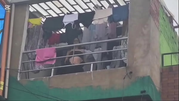 insolito voy paseando en la calle y una exhibicionista me hace senas que quiere tener sexo yo le dije que si hoy es mi dia de suerte jaja